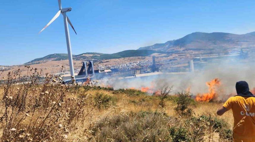 İzmir Aliağa&rsquo;da fabrikalar b&ouml;lgesindeki yangın kontrol altına alındı