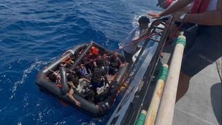Yunan sahil güvenlik 16 düzensiz göçmeni Türk karasularına geri itti