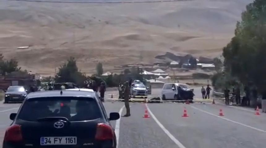 Muradiye&rsquo;de ara&ccedil;lar kafa kafaya &ccedil;arpıştı: 2 &ouml;l&uuml;, 9 yaralı