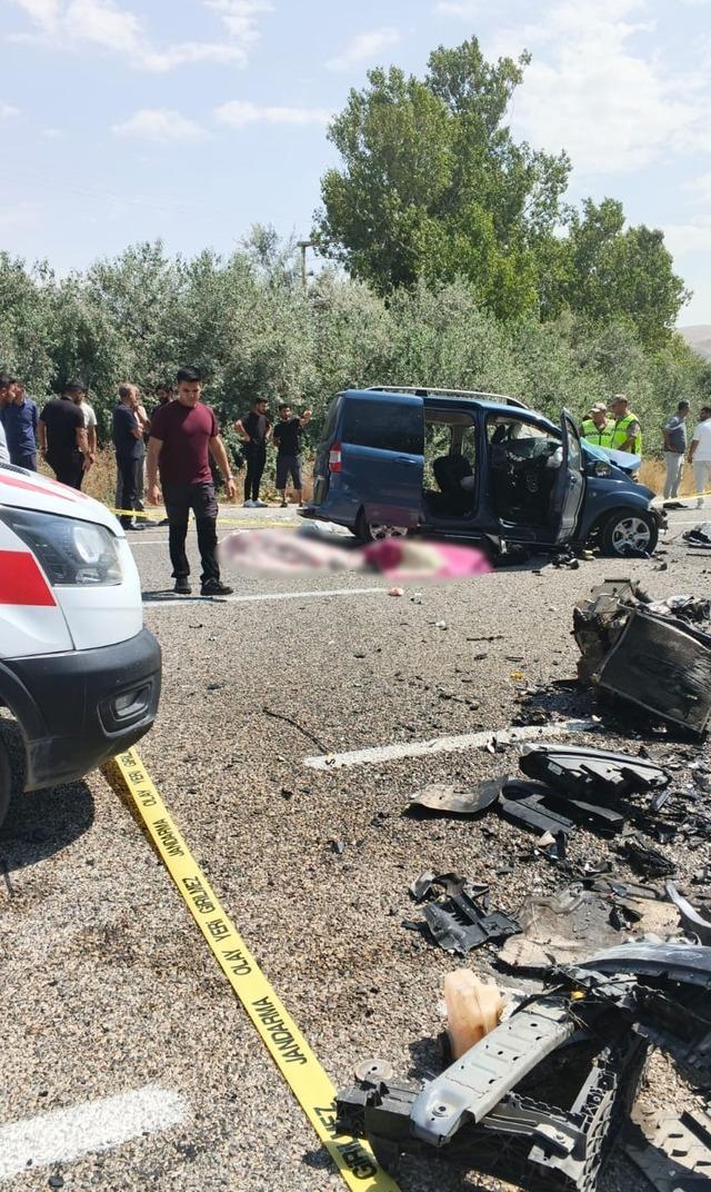 Muradiye&rsquo;de ara&ccedil;lar kafa kafaya &ccedil;arpıştı: 2 &ouml;l&uuml;, 9 yaralı 2