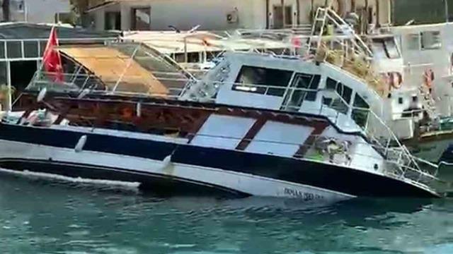 Akyaka’da tur teknesi su alarak yan yattı