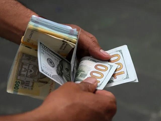 İran'da dolar serbest piyasada tarihinin en y&uuml;ksek seviyesine &ccedil;ıktı