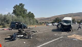 Van'da 2 aracın &ccedil;arpıştığı kazada 2 kişi &ouml;ld&uuml;, 9 kişi yaralandı