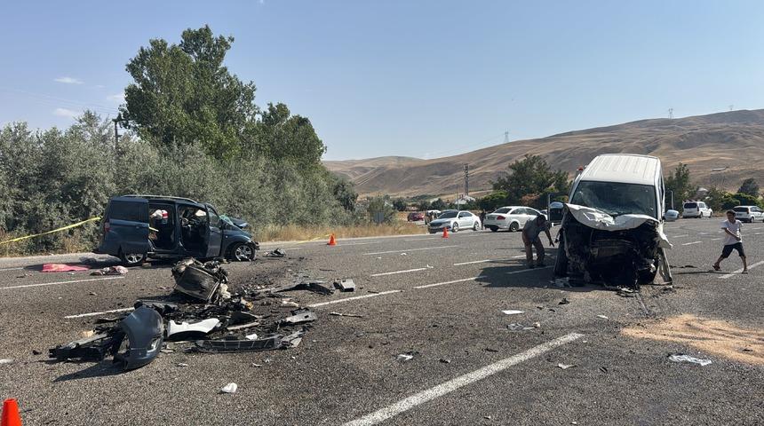 Van'da 2 aracın &ccedil;arpıştığı kazada 2 kişi &ouml;ld&uuml;, 9 kişi yaralandı