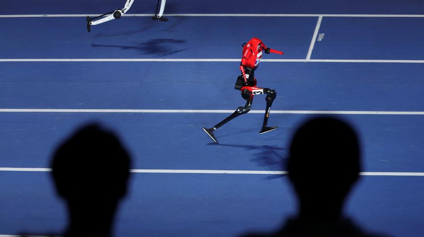 'Bolt' değil 'robot'! 100 metreyi bir &ccedil;ırpıda koşup d&uuml;nyaca &uuml;nl&uuml; atletin rekorunu kırdı