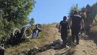 Şarampole devrilen trakt&ouml;r&uuml;n 15 yaşındaki s&uuml;r&uuml;c&uuml;s&uuml; ağır yaralandı