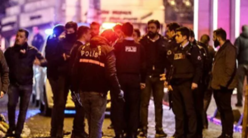 Diyarbakır'da komşular arasında &ccedil;ıkan kavgada bir kadın silahla yaralandı