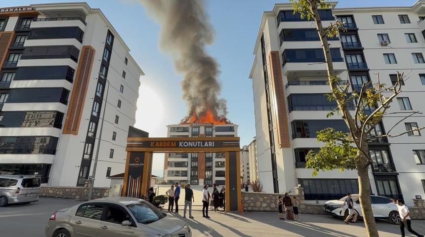 Elazığ'da korkutan &ccedil;atı yangını