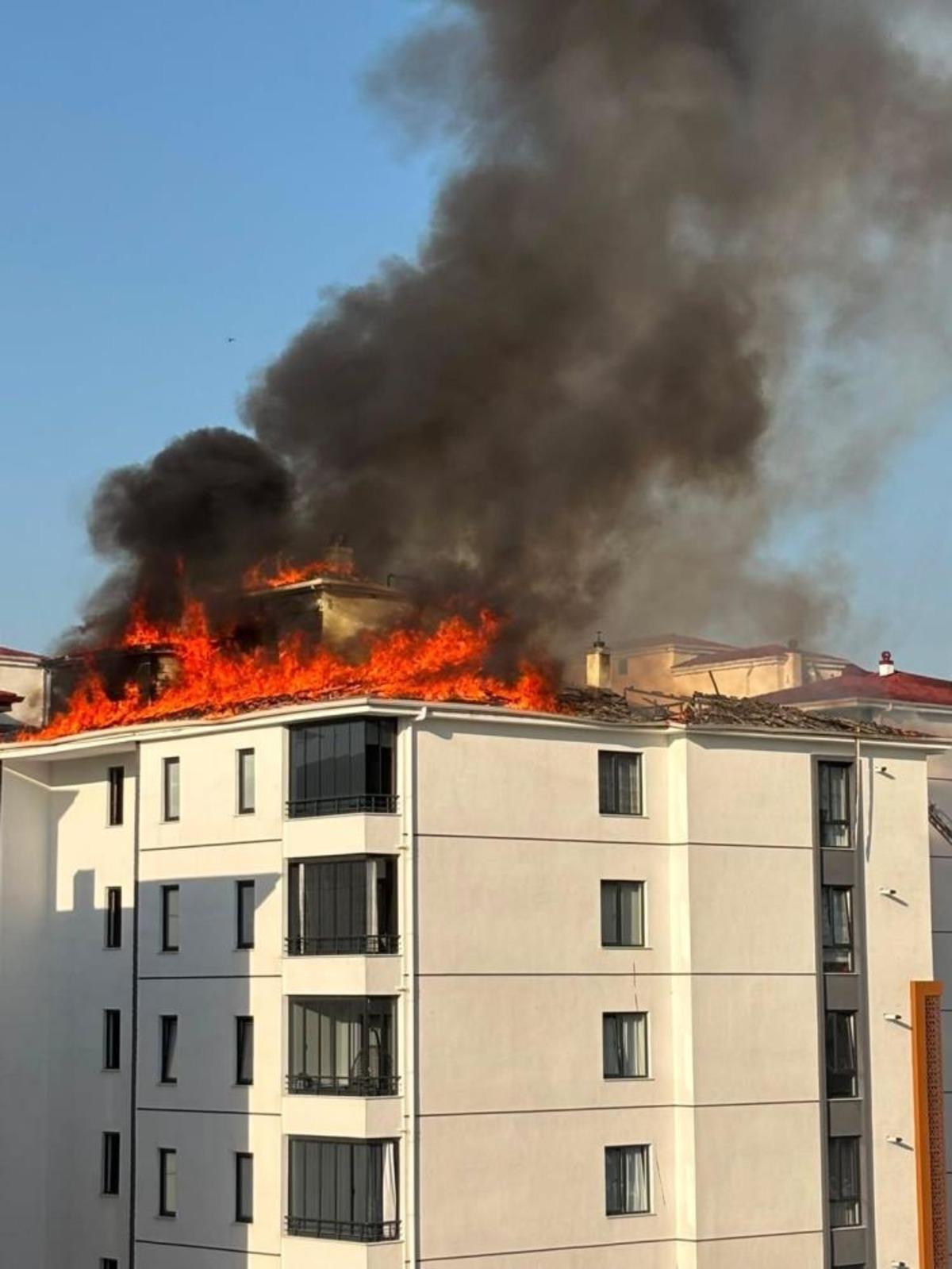 Elazığ da korkutan çatı yangını 1