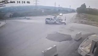 Osmaniye&rsquo;de hafif ticari ara&ccedil; ile otomobil &ccedil;arpıştı: 2 yaralı