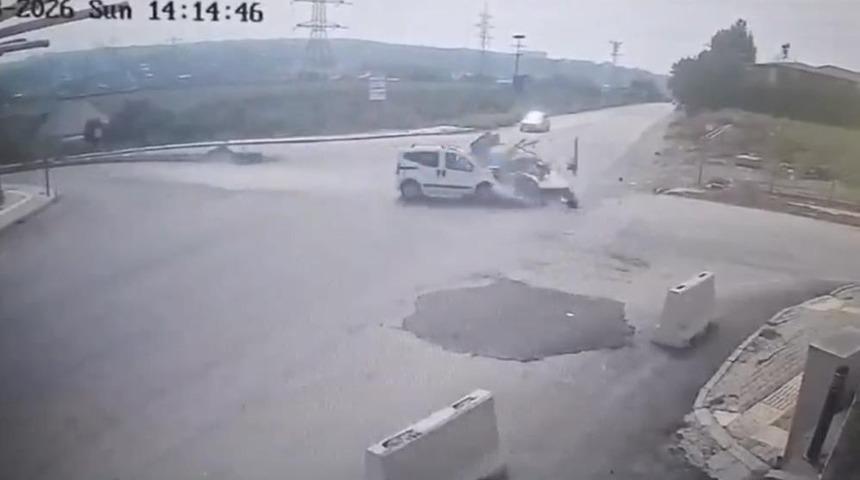 Osmaniye&rsquo;de hafif ticari ara&ccedil; ile otomobil &ccedil;arpıştı: 2 yaralı