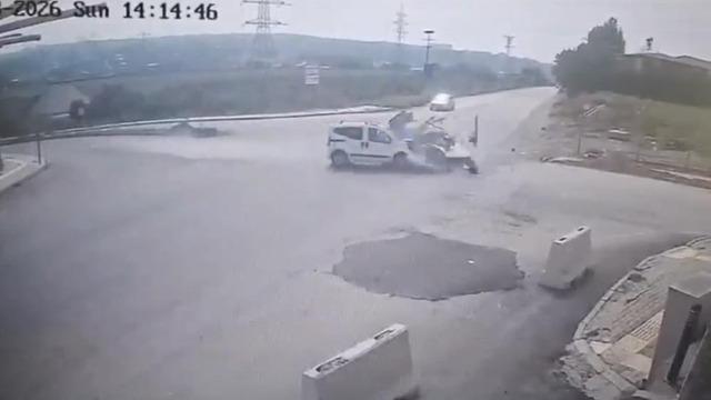 Osmaniye’de hafif ticari araç ile otomobil çarpıştı: 2 yaralı