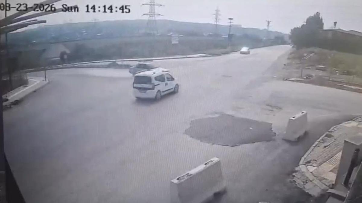 Osmaniye&rsquo;de hafif ticari ara&ccedil; ile otomobil &ccedil;arpıştı: 2 yaralı 1