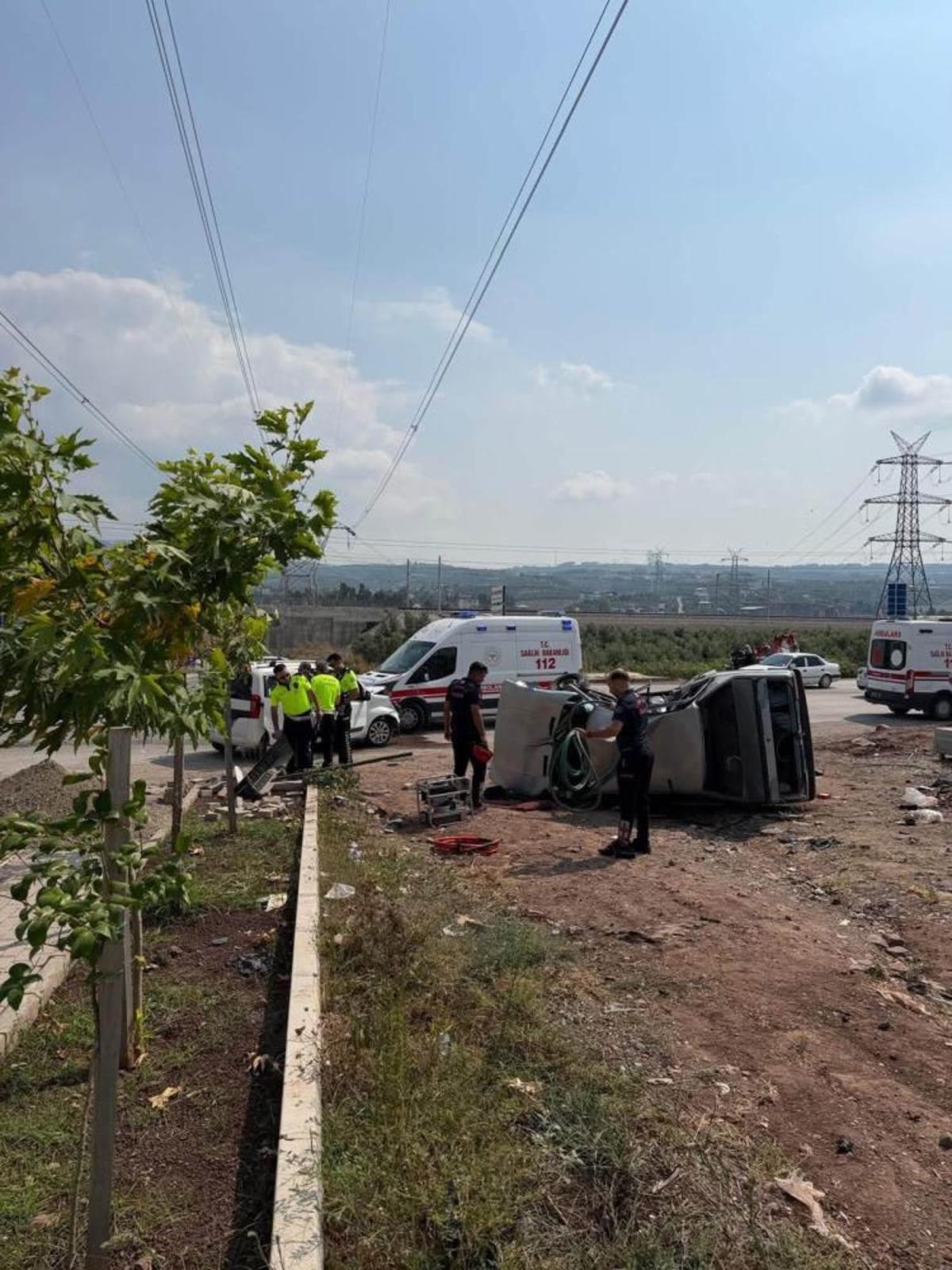 Osmaniye&rsquo;de hafif ticari ara&ccedil; ile otomobil &ccedil;arpıştı: 2 yaralı 2