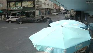 Kavşakta otomobilin motosiklete &ccedil;arptığı kaza kamerada: 1 yaralı