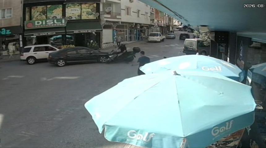 Kavşakta otomobilin motosiklete &ccedil;arptığı kaza kamerada: 1 yaralı
