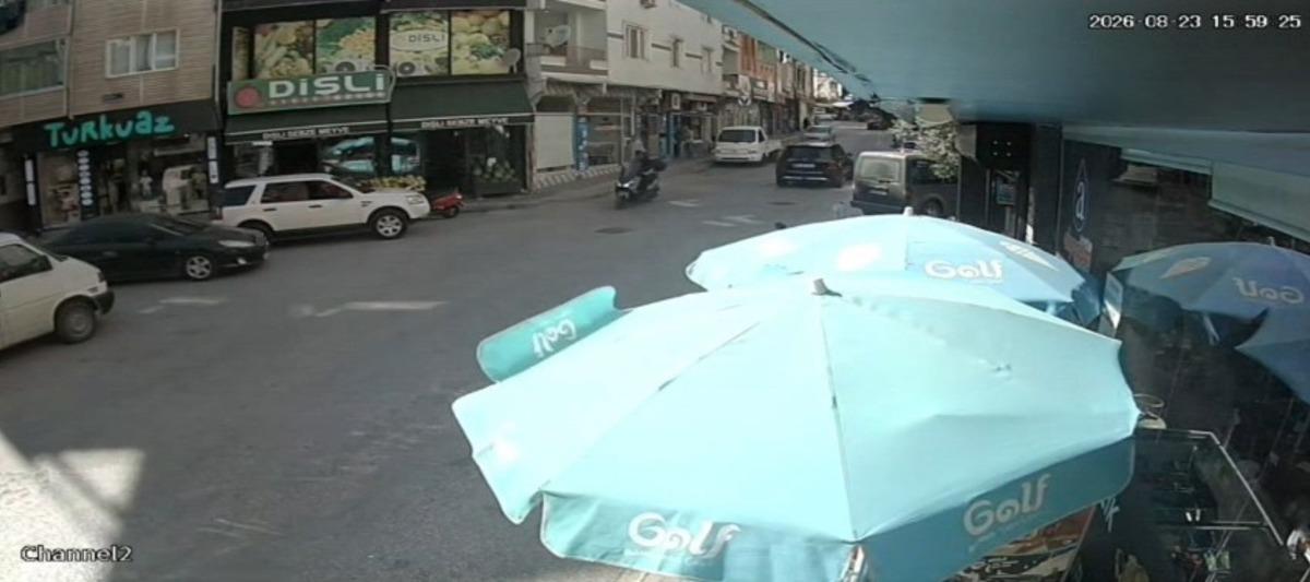Kavşakta otomobilin motosiklete &ccedil;arptığı kaza kamerada: 1 yaralı 1