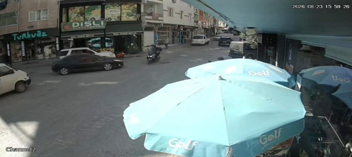 Kavşakta otomobilin motosiklete &ccedil;arptığı kaza kamerada: 1 yaralı 2