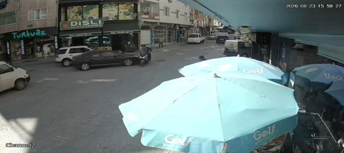 Kavşakta otomobilin motosiklete &ccedil;arptığı kaza kamerada: 1 yaralı 3