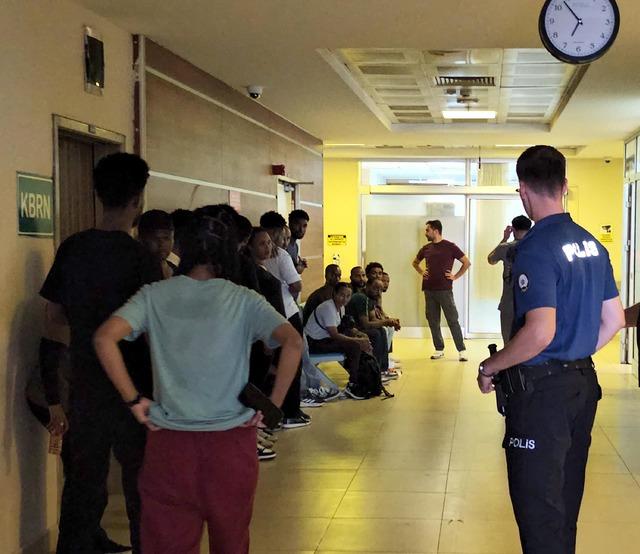 Edirne de minib&uuml;ste 19 ka&ccedil;ak g&ouml;&ccedil;men yakalandı 3