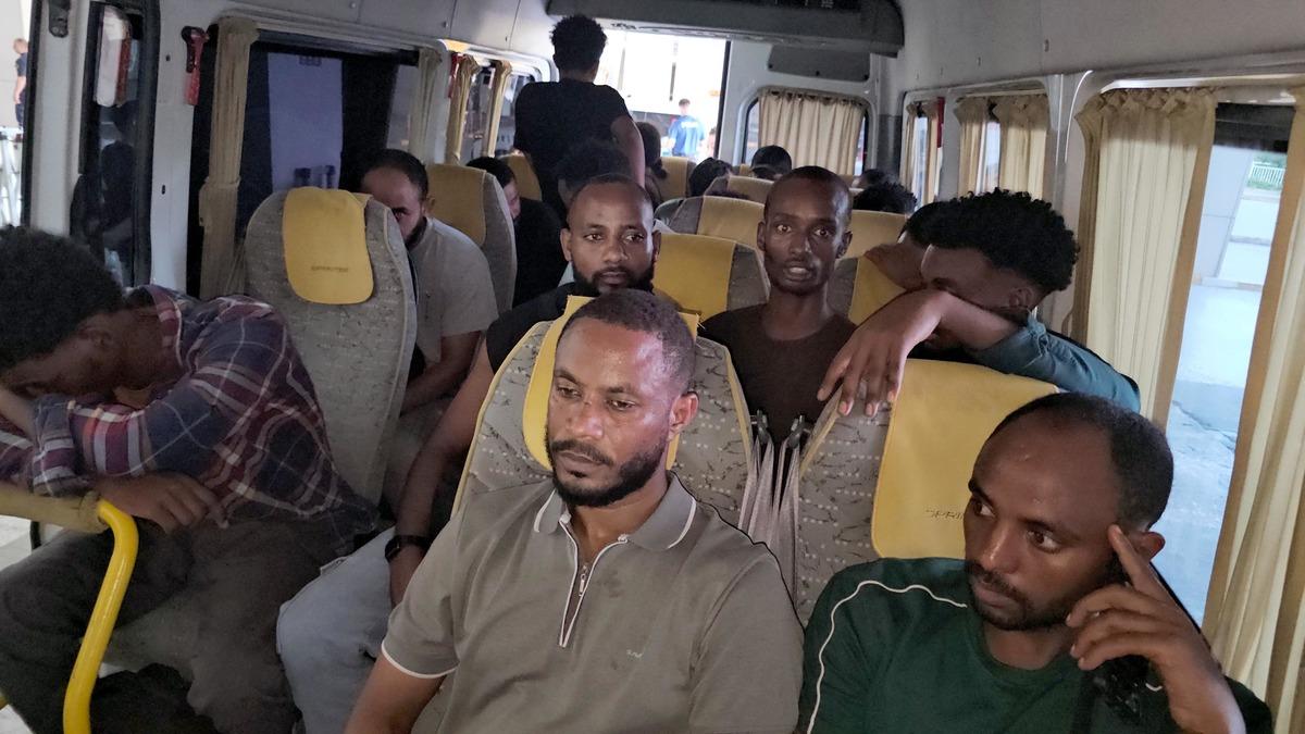 Edirne'de minibüste 19 kaçak göçmen yakalandı - Gü…