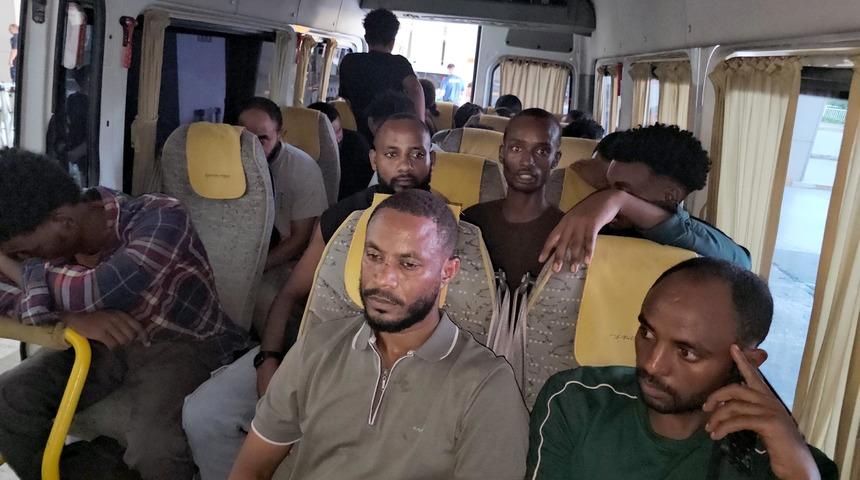 Edirne'de minib&uuml;ste 19 ka&ccedil;ak g&ouml;&ccedil;men yakalandı