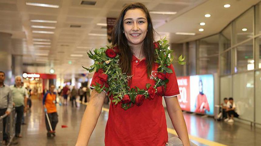 A Milli Kadın Voleybol Takımı'na karşılama