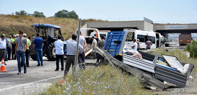 Minibüs, römork takılı traktöre arkadan çarptı: 20 yaralı