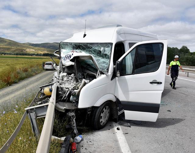 Minibüs, römork takılı traktöre arkadan çarptı: 20 yaralı