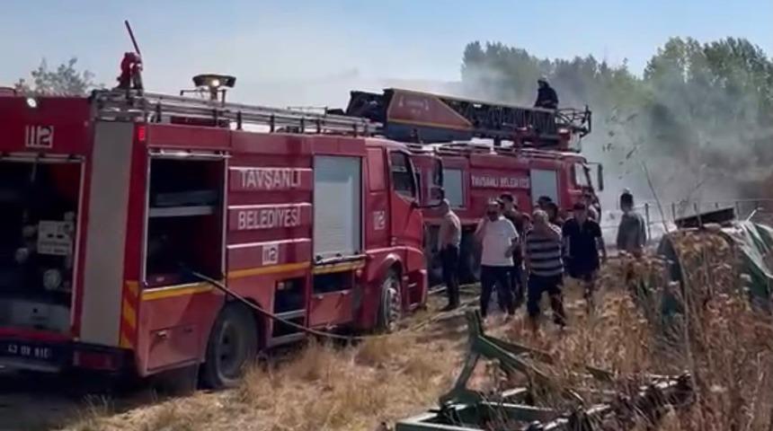 K&uuml;tahya'da yangında 400 balya saman k&uuml;l oldu