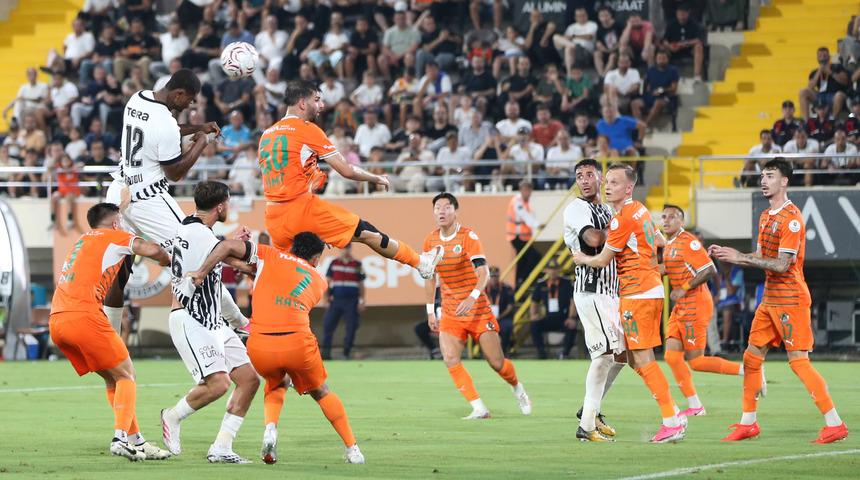 Kartal ağır yaralı! Beşiktaş, Alanyaspor deplasmanından 1-0'lık mağlubiyetle d&ouml;nd&uuml;