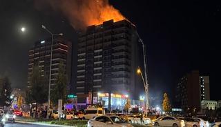 13 katlı plazada yangın: 2'si itfaiye eri 5 kişi etkilendi