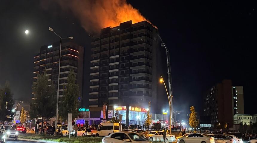 Diyarbakır&rsquo;da 13 katlı plazada yangın: 2'si itfaiye eri 5 kişi etkilendi