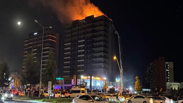 Diyarbakır’da 13 katlı plazada yangın: 2'si itfaiye eri 5 kişi etkilendi