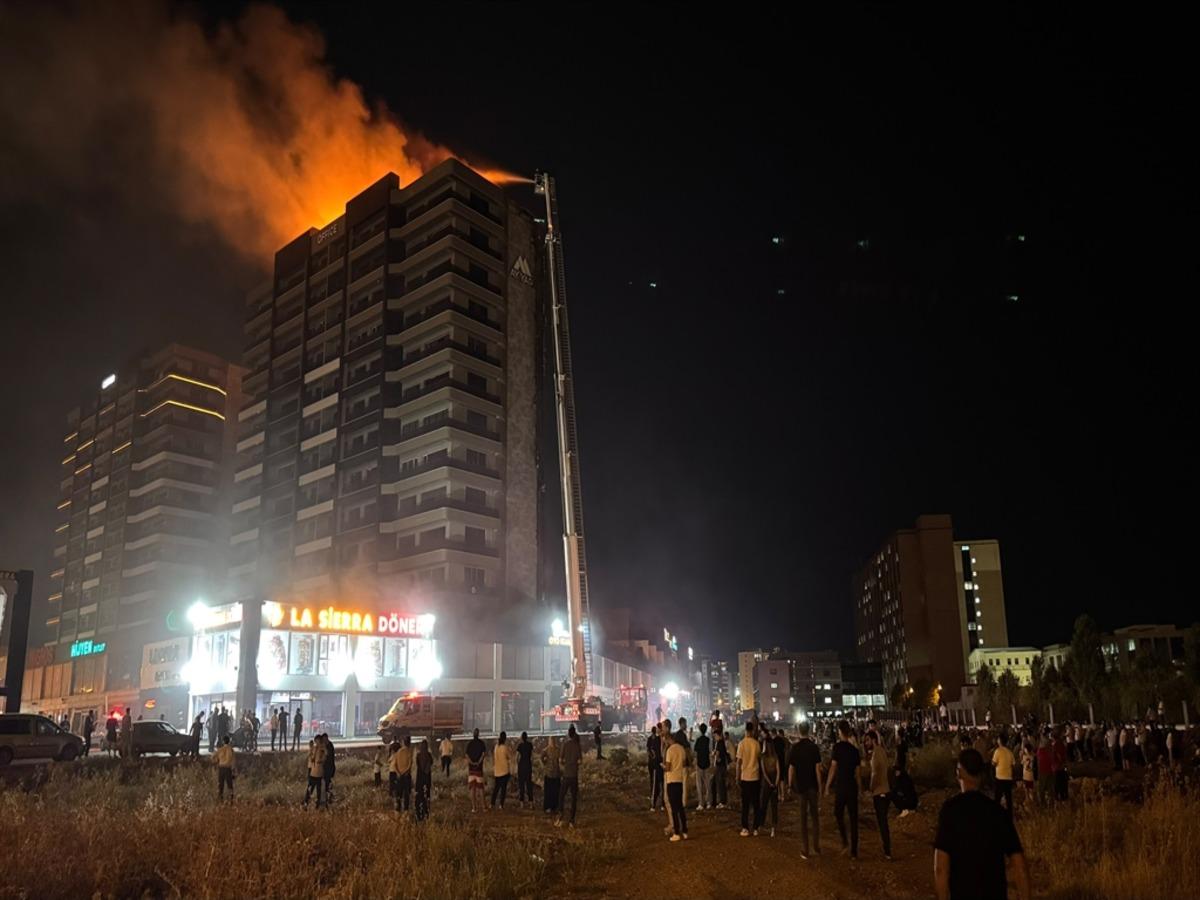 Diyarbakır’da 13 katlı plazada yangın: 2 si itfaiye eri 5 kişi etkilendi 4