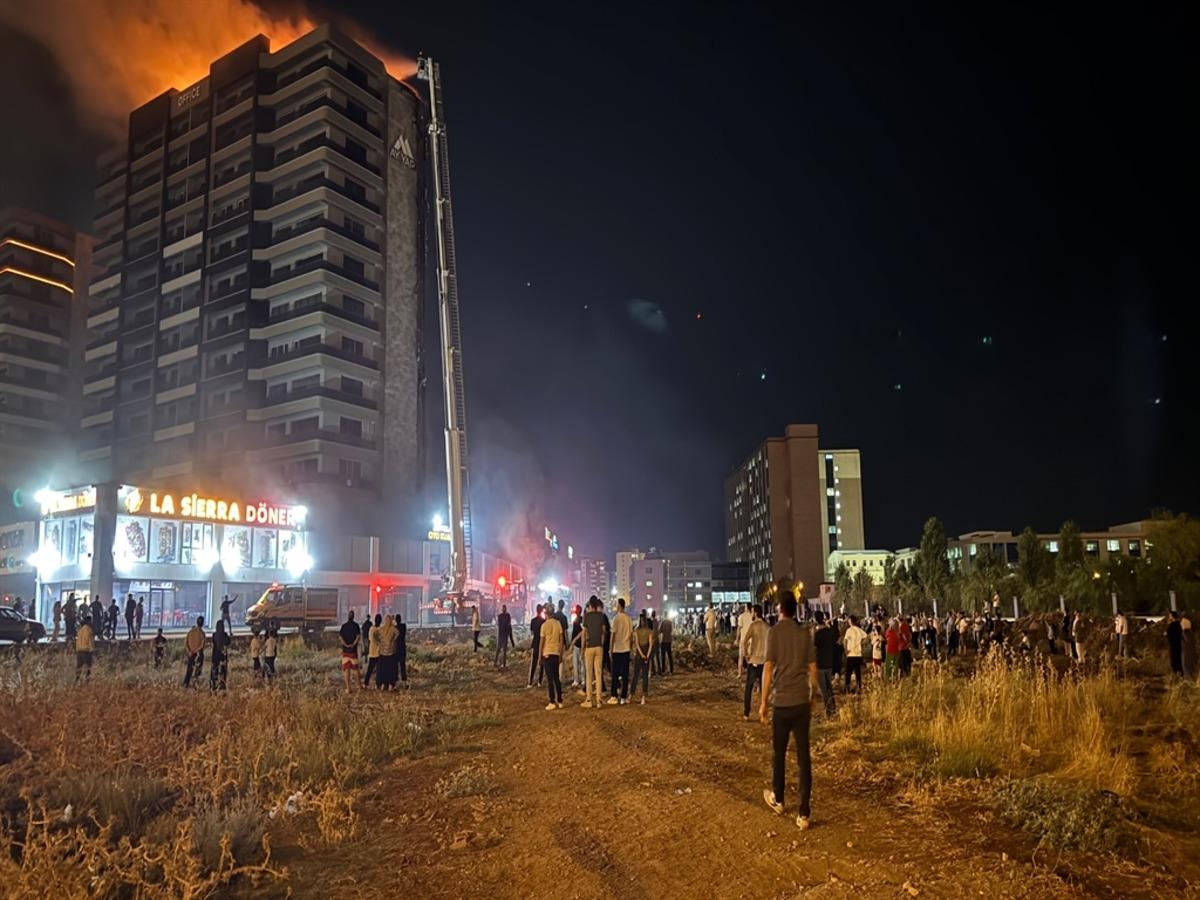 Diyarbakır’da 13 katlı plazada yangın: 2 si itfaiye eri 5 kişi etkilendi 3