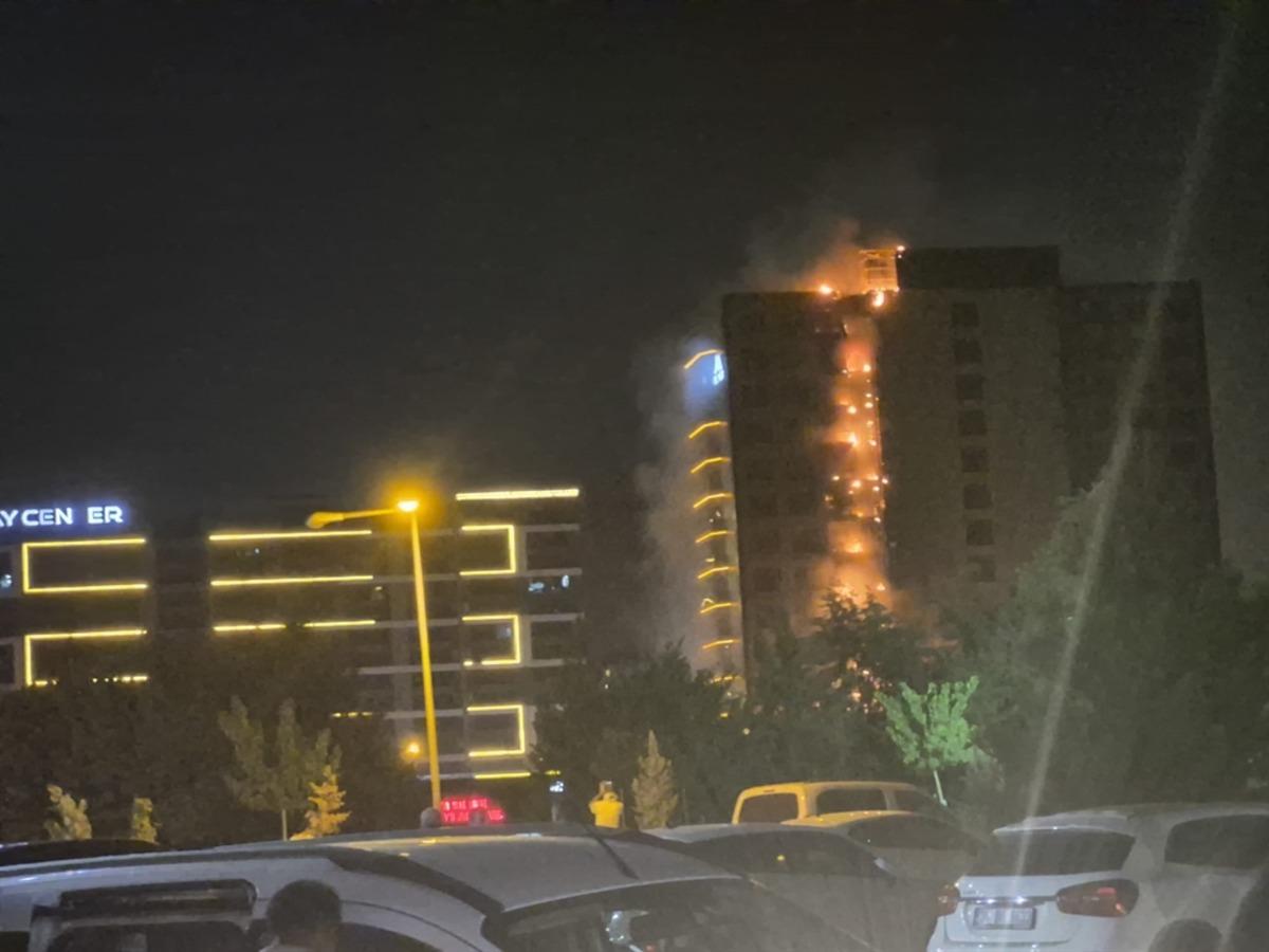 Diyarbakır’da 13 katlı plazada yangın: 2 si itfaiye eri 5 kişi etkilendi 1