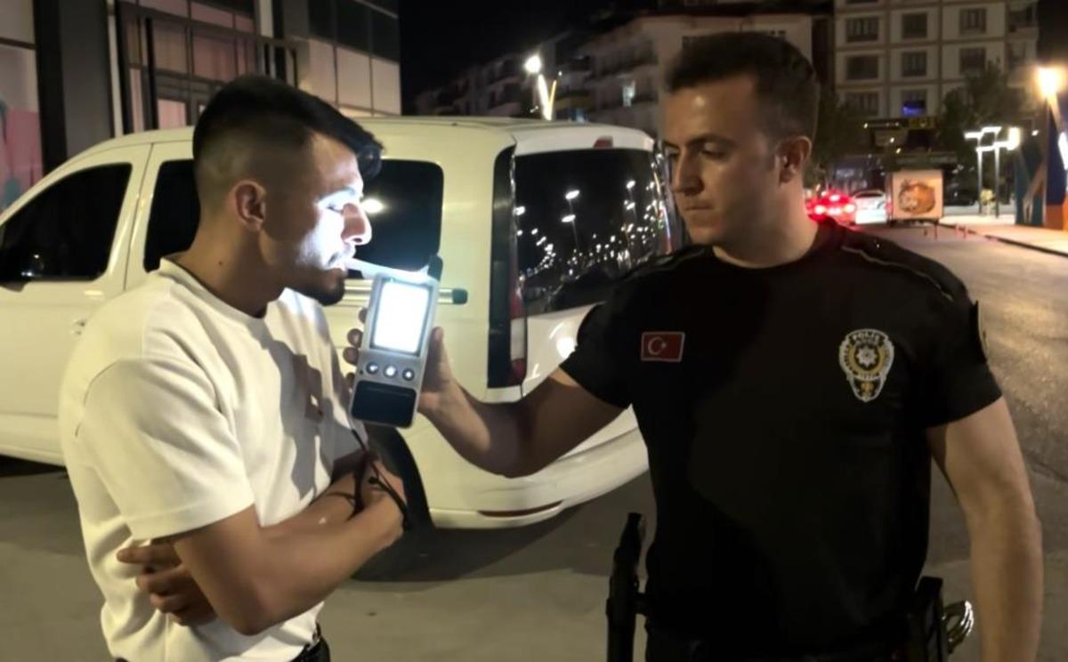 Alkoll&uuml; minib&uuml;s kullanan s&uuml;r&uuml;c&uuml;n&uuml;n ehliyetine el kondu 1