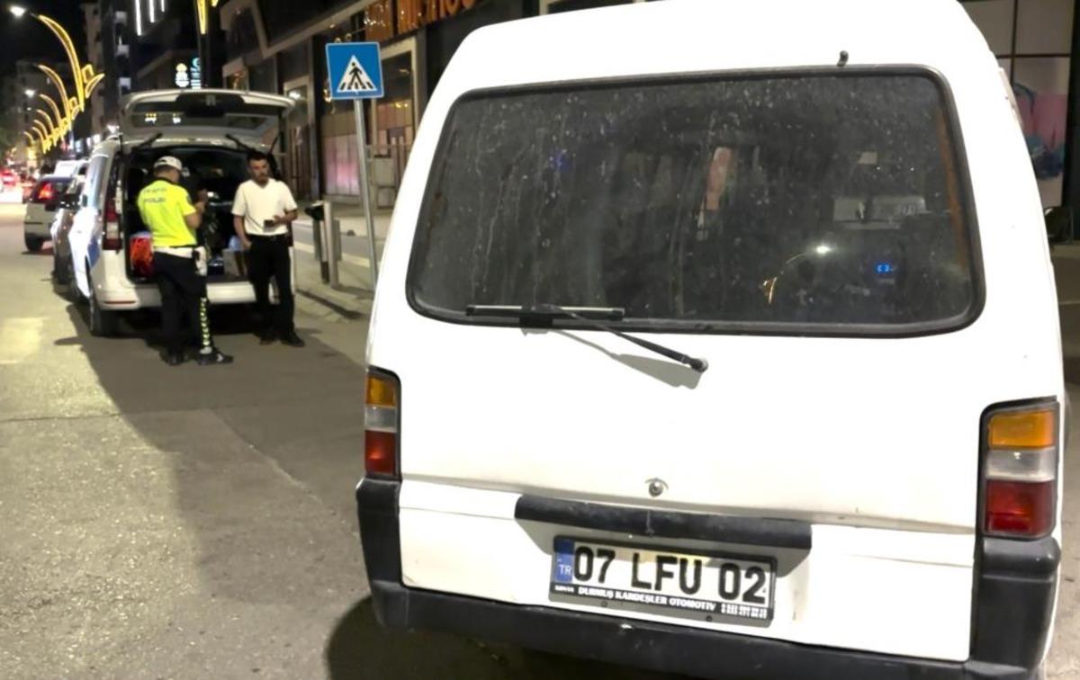 Alkoll&uuml; minib&uuml;s kullanan s&uuml;r&uuml;c&uuml;n&uuml;n ehliyetine el kondu 2