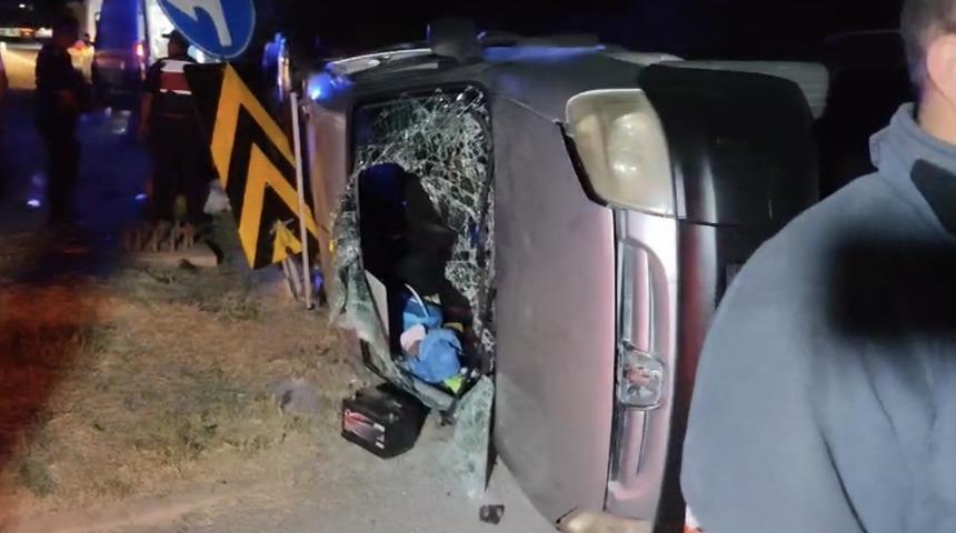 &Ccedil;ankırı&rsquo;da iki hafif ticari ara&ccedil; &ccedil;arpıştı: 9 yaralı