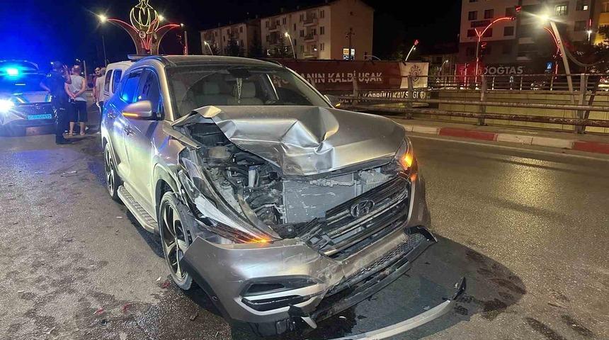Uşak&rsquo;ta iki otomobil &ccedil;arpıştı: 2&rsquo;si &ccedil;ocuk, 6 yaralı