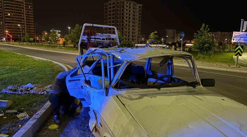 Kayseri&rsquo;de iki otomobil &ccedil;arpıştı: 4 yaralı