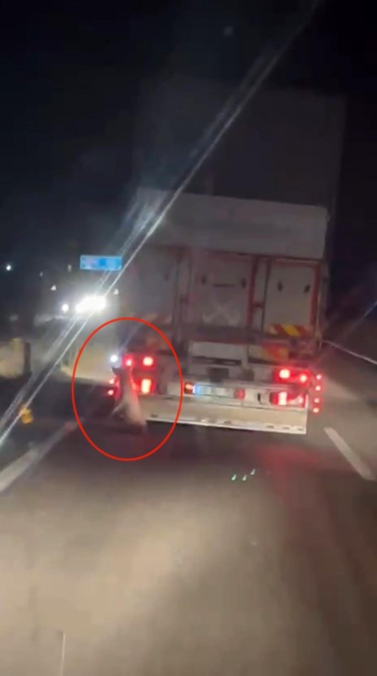 Bunun adı: Eziyet... Kamyonetinin arkasına bağlayıp kilometrelerce sürükledi 2