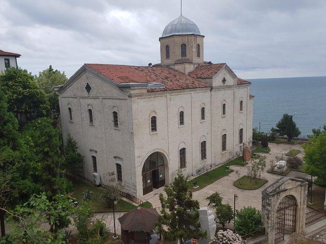 Tarihi kilisenin duvarları sprey boya ile tahrip edildi