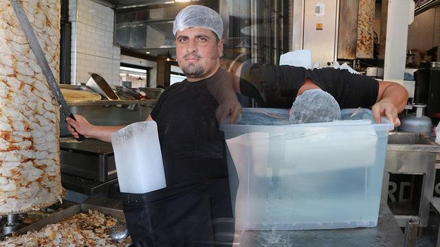 Aşırı sıcağa Adana usulü çözüm: Vücuduna kalıp buz bağladı