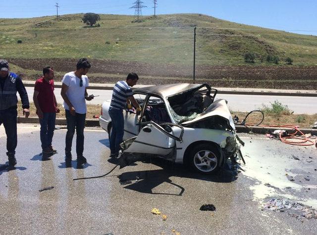 Sivas'ta iki otomobil çarpıştı: 5 ölü, 3 yaralı
