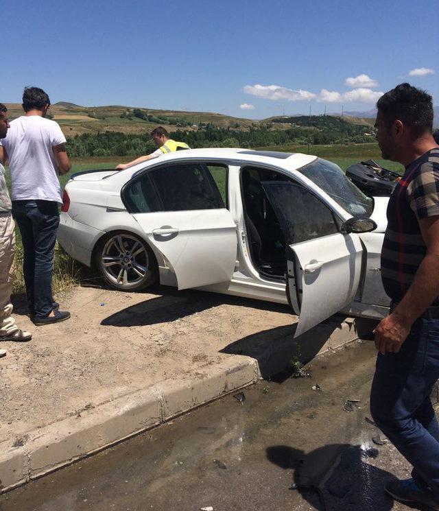 Sivas'ta iki otomobil çarpıştı: 5 ölü, 3 yaralı