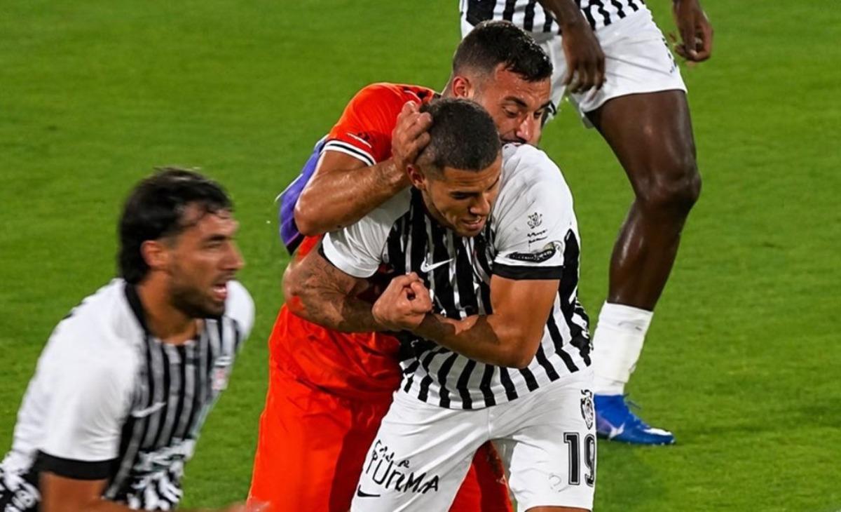 "Yüzüne yumruk atıyorlar" Beşiktaş ın yıldızı Trossard a yapılan o hareket dünyada gündem oldu! 3