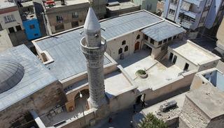 Depremde hasar g&ouml;ren iki tarih&icirc; cami Mevlid Kandili&rsquo;nde yeniden ibadete a&ccedil;ılıyor