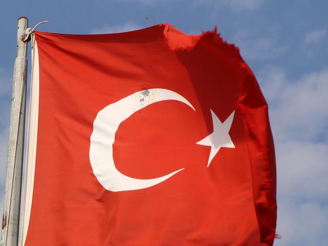Burdur'da T&uuml;rk bayrağına &ccedil;irkin saldırı! Av t&uuml;feği ile ateş edildi
